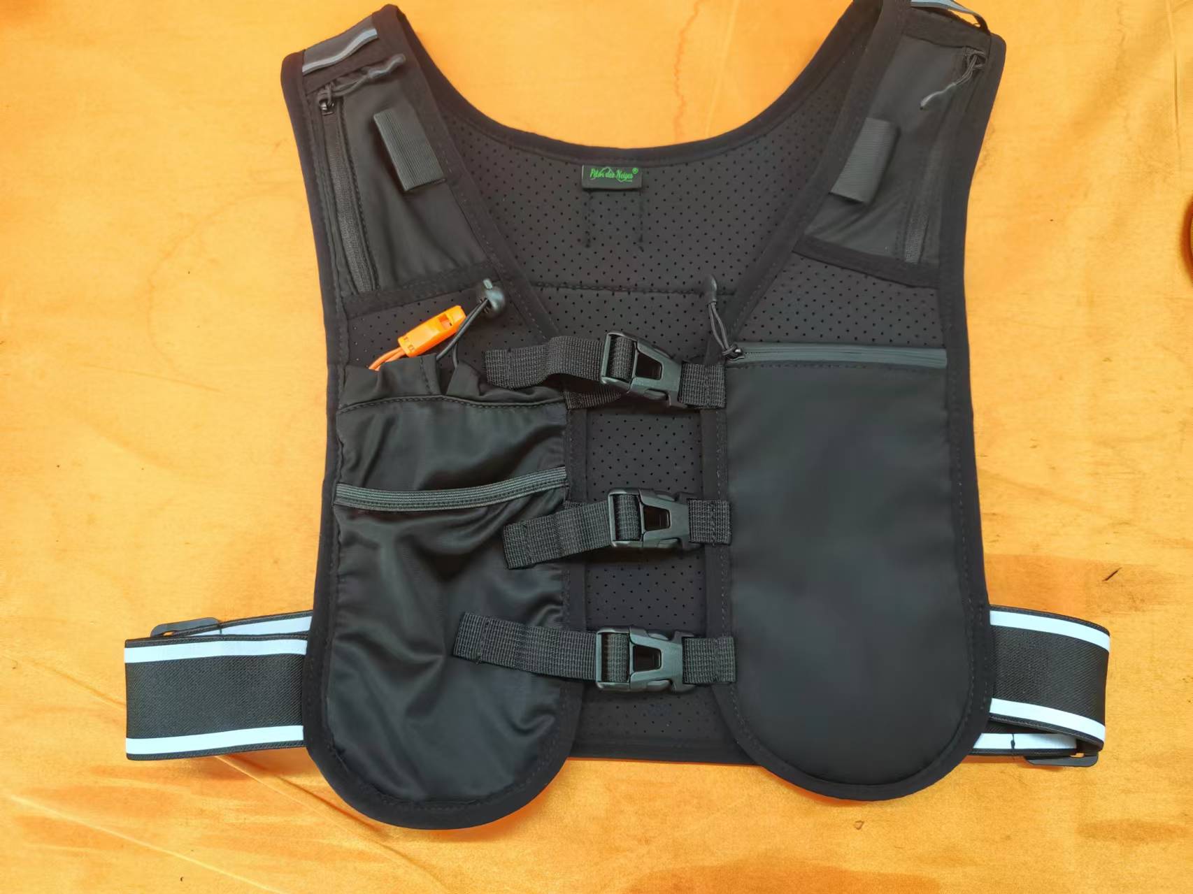 Gilet de trails "Elan Volcanique" avec gourde, sifflet et LED