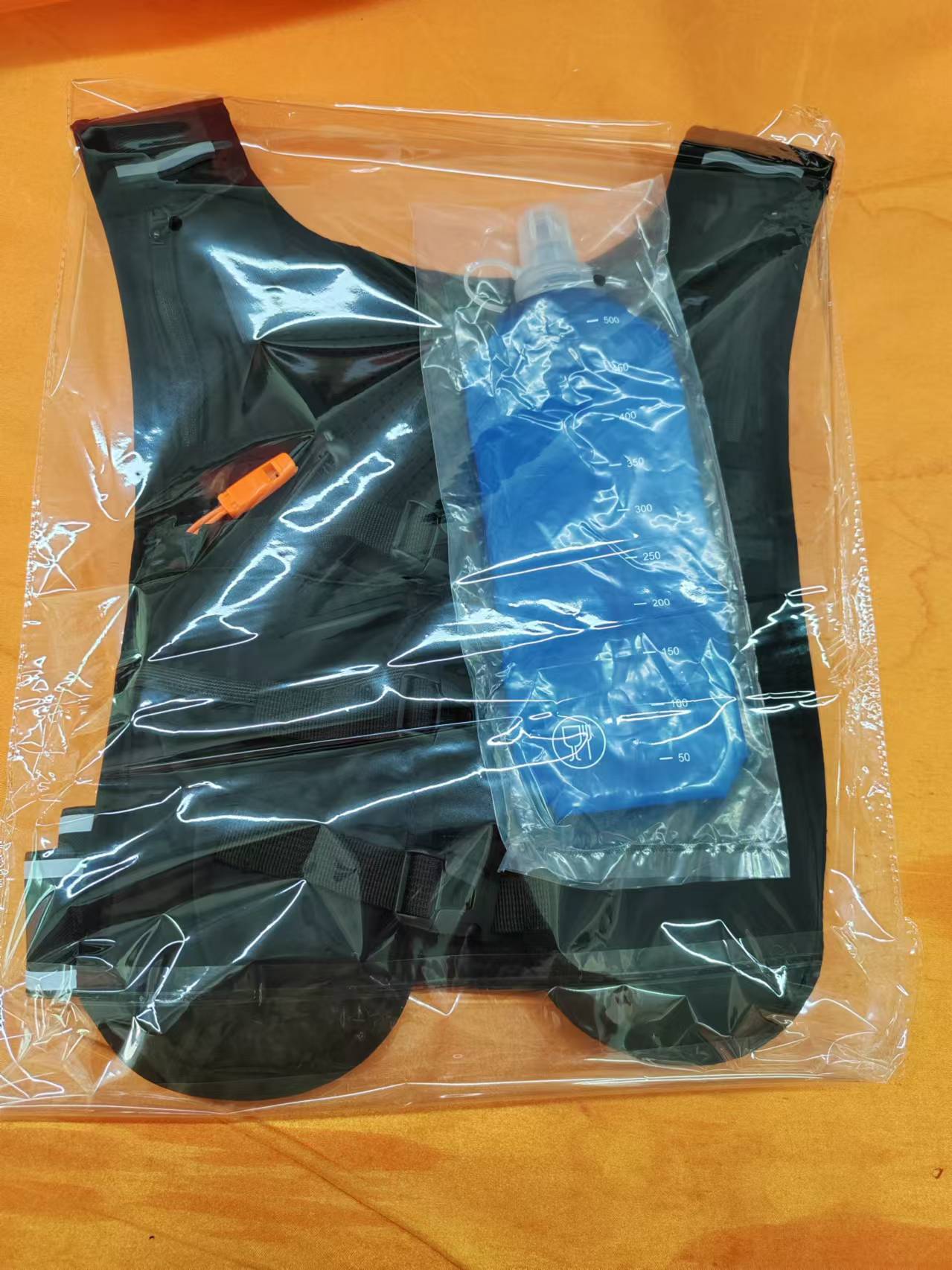 Gilet de trails "Elan Volcanique" avec gourde, sifflet et LED