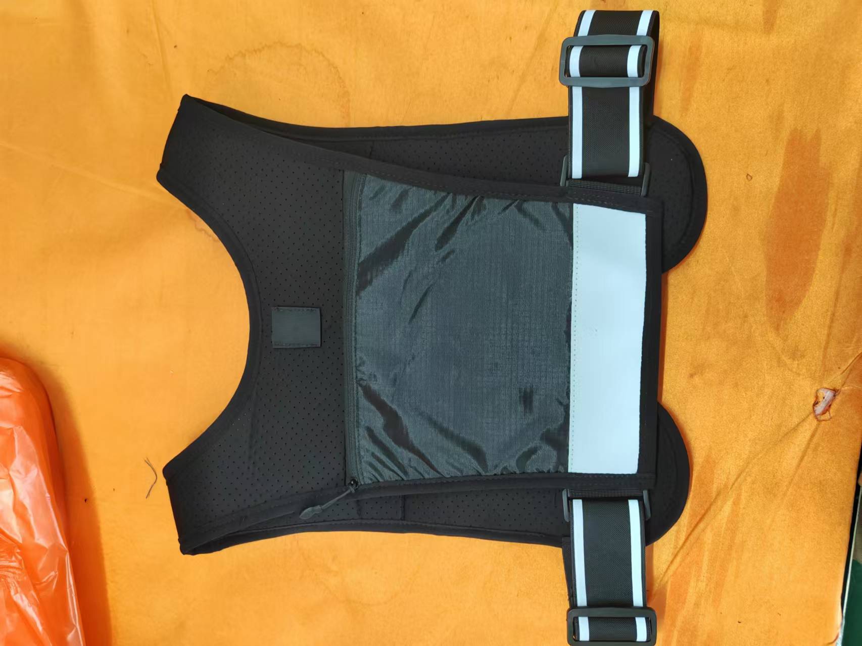 Gilet de trails "Elan Volcanique" avec gourde, sifflet et LED